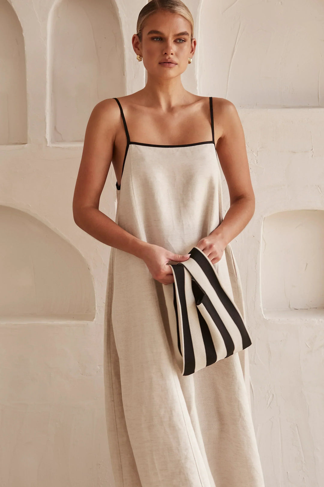 Abito Lungo Beige con Bordo Nero