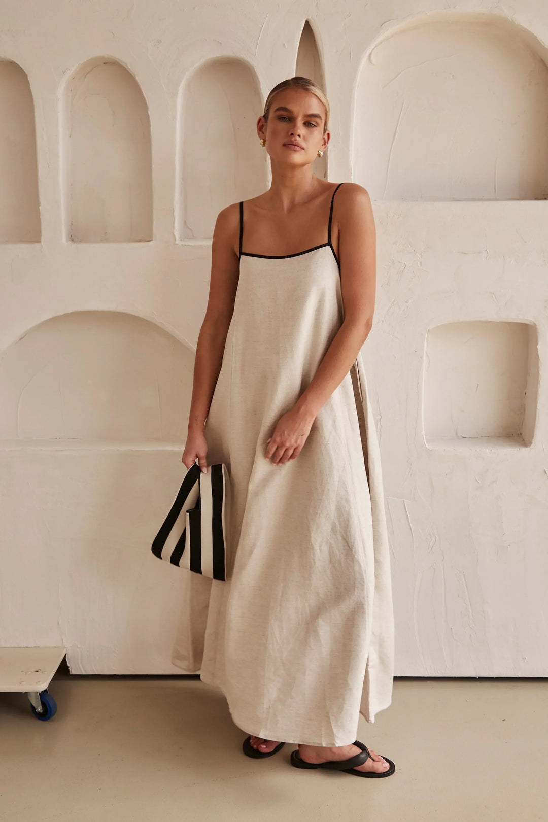 Abito Lungo Beige con Bordo Nero