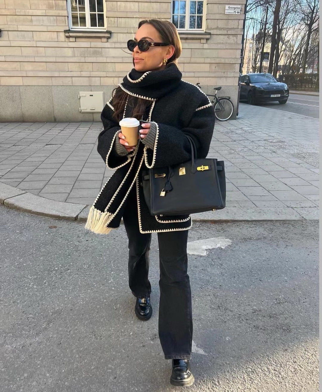 Cappotto Nero con Bordi a Contrasto