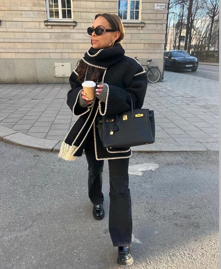 Cappotto Nero con Bordi a Contrasto