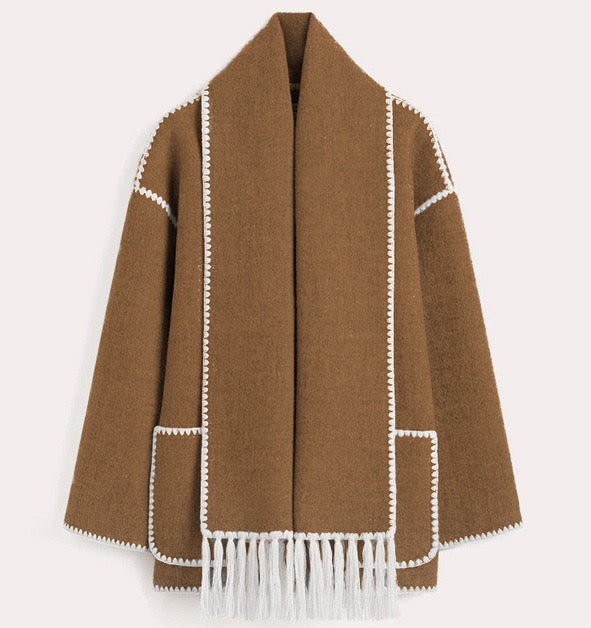 Cappotto Nero con Bordi a Contrasto