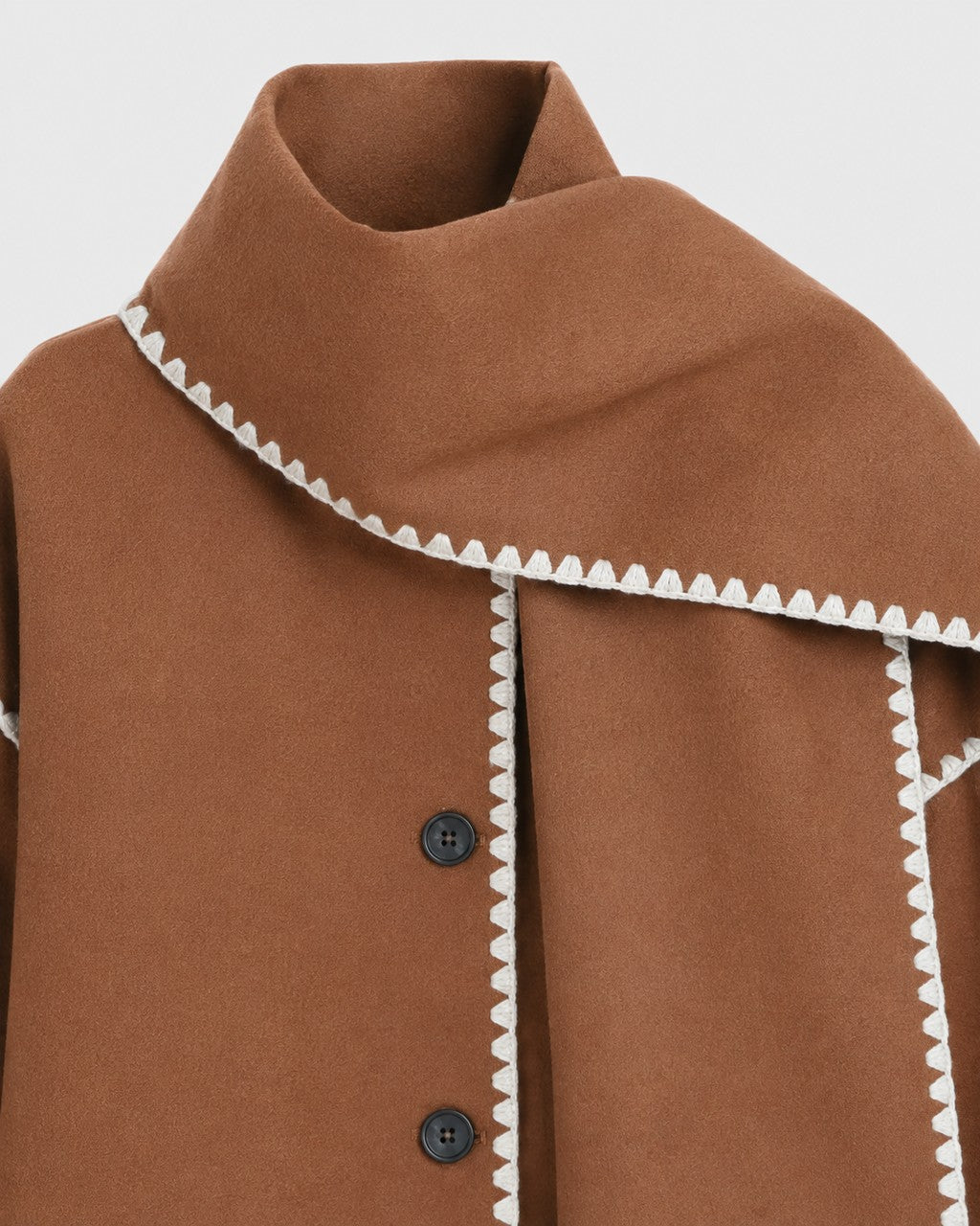 Cappotto con Sciarpa e Bordi Ricamati