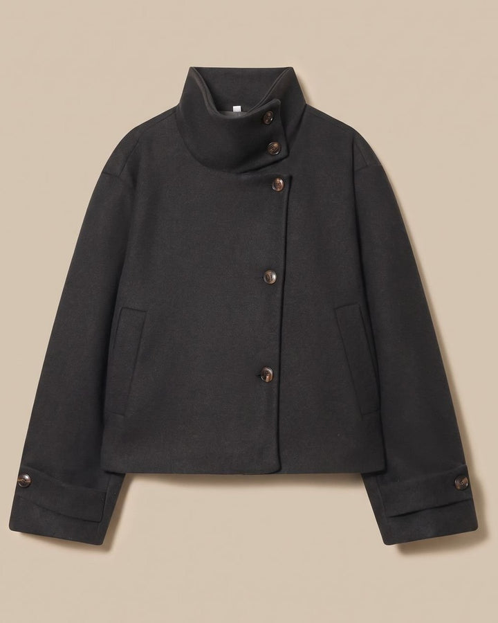 Cappotto Corto con Bottoni Asimmetrici