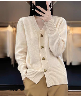 Cardigan Elegante con Bottoni a Cuore