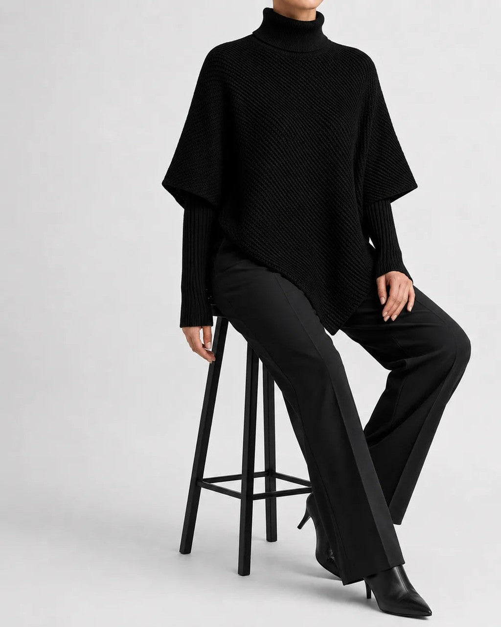Maglione a Collo Alto Asimmetrico