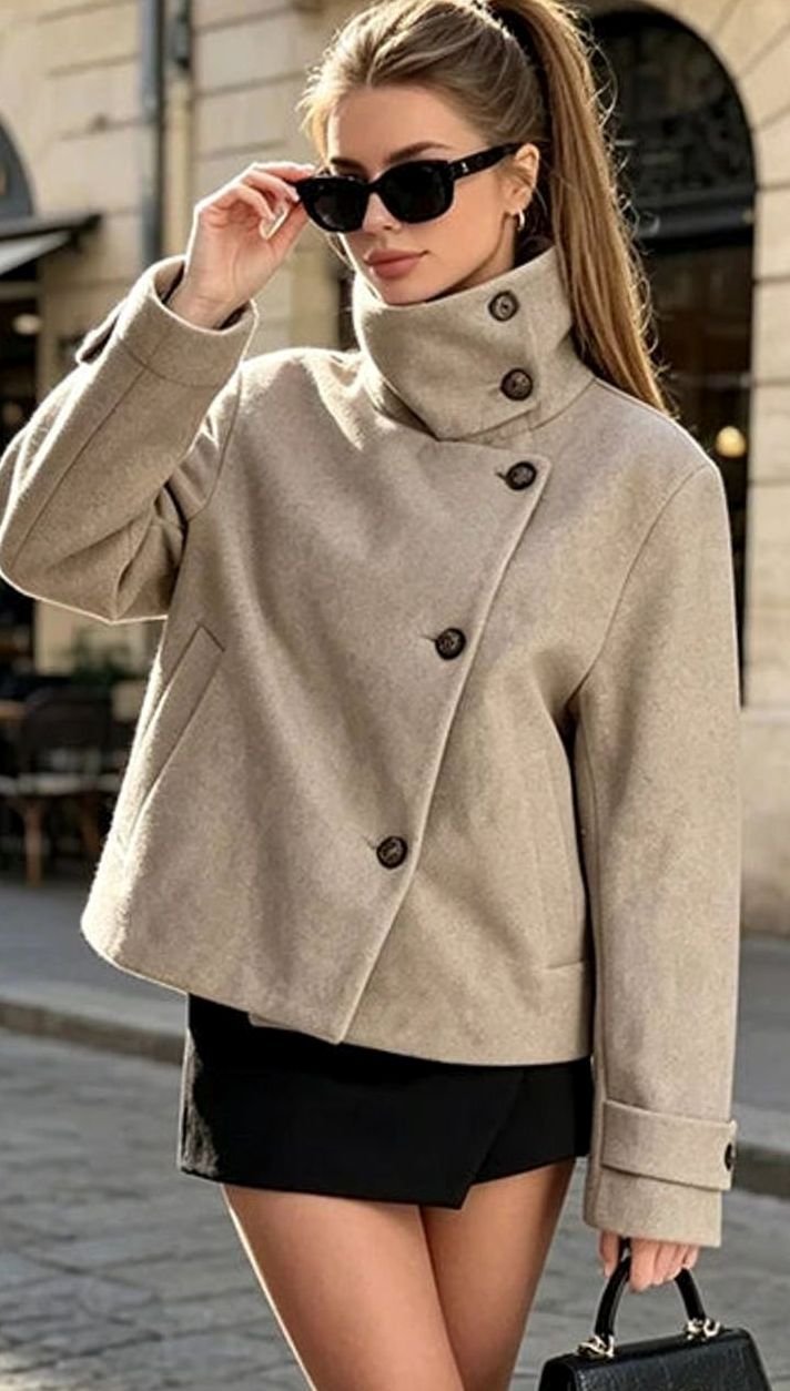 Cappotto Corto con Bottoni Asimmetrici